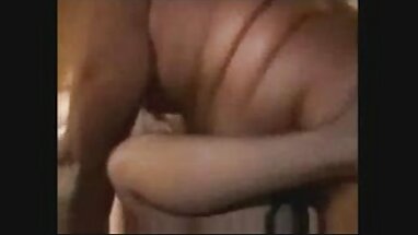 Pequeña adolescente blanca recibe una tarea sensual entregada
