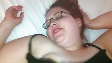 Pequeña zorra trashy es adicta a la follada anal hardcore