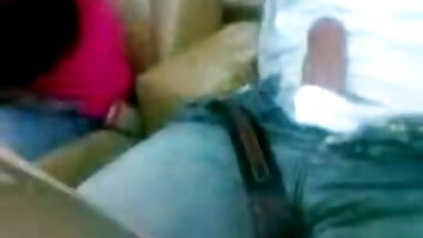 Escena de sexo lezdom con una adolescente sumisa y su novia