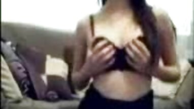 Dulce adolescente con cabello completo recibe crema en las tetas