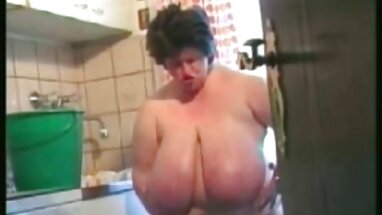 Preciosa morena es tocada y masajeada antes del sexo