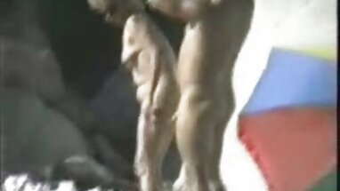 Rubia cachonda se masturba con vibrador gigante en el campamento