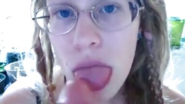 Kinky blue eyed teen está trabajando su gran eje rígido